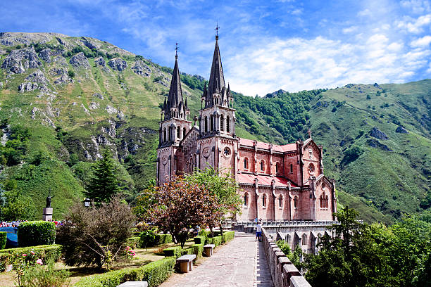 basílica de santa maria, covadonga, asturias, espanha - covadonga - fotografias e filmes do acervo