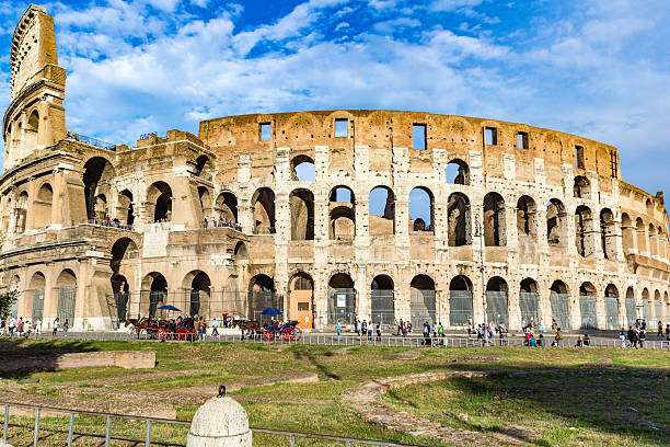 колизей в риме, италия - grass architectural detail architecture and buildings flavian стоковые фото и изображения