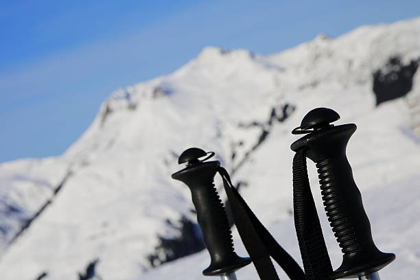 ハンドルにスキースティックでサールバッハ,オーストリア - apres ski lifestyles people blue ストックフォトと画像
