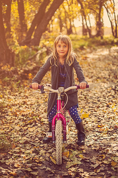 istock Little Girl-Autumn 508784451