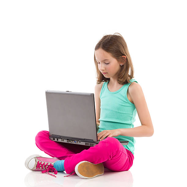 kleines mädchen etwas auf laptop tippen - child thinking writing little girls stock-fotos und bilder