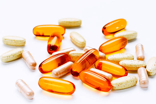 biologische zusatzstoffe vitaminen kapseln omega - 3 mit cod liver öl - fish oil cooking oil capsule herbal medicine stock-fotos und bilder