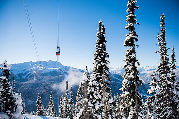 whistler resort sciistico in inverno - ski lift overhead cable car gondola mountain foto e immagini stock