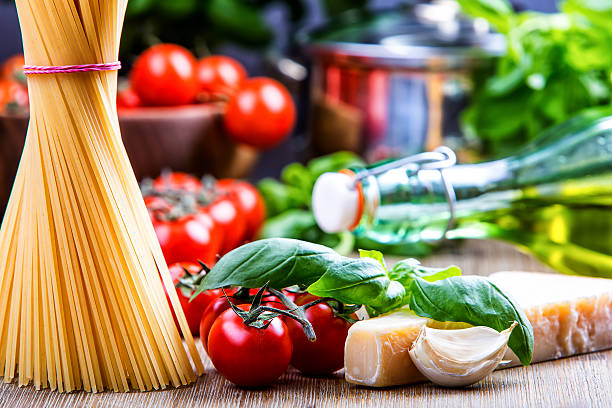 basilikum blätter knoblauch pene, spghetti und kirschtomaten - cherry tomato image raw colors stock-fotos und bilder