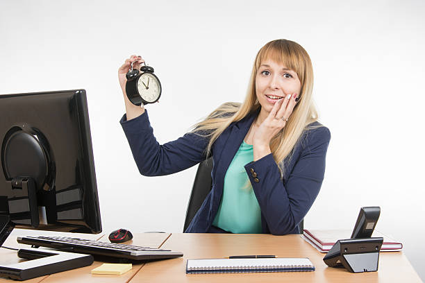 istock Office saw specialist clock that was late for an appointment 508791390
