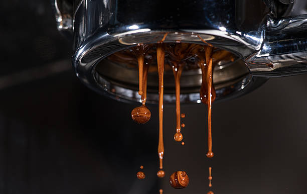 café espresso pull - caffeine selective focus indoors studio shot fotografías e imágenes de stock