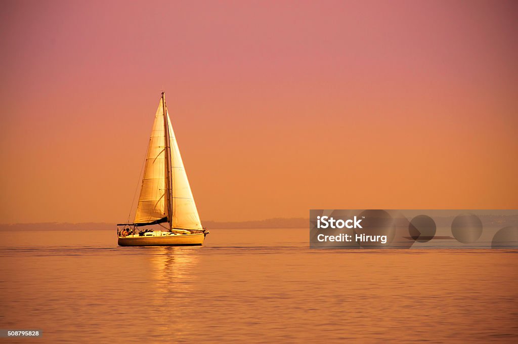 Bateau solitaire - Photo de Bateau à voile libre de droits