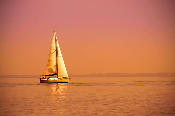 bateau solitaire - sailboat sunset sailing nautical vessel photos et images de collection
