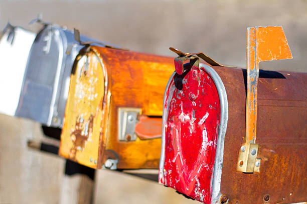 kolorowe wytarty skrzynki pocztowe obszarów wiejskich - mailbox multi colored mail usa zdjęcia i obrazy z banku zdjęć