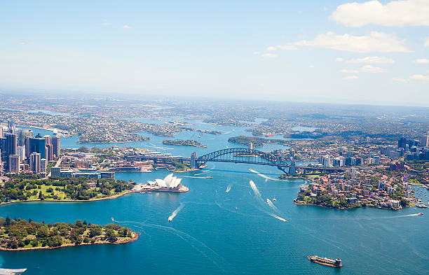 vue aérienne du port de sydney et le centre-ville de - opera house sydney australia australia bay photos et images de collection
