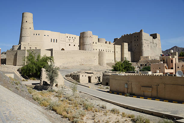 リヤド tamah 砦、バフラ城、オマーン - bahla fort ストックフォトと画像