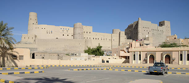 リヤド tamah 砦、バフラ城、オマーン - bahla fort ストックフォトと画像