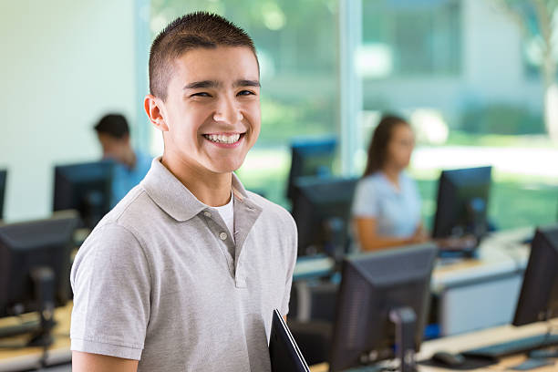 adolescentes aluno introduzir laboratório de informática da escola secundária - schoolboy relaxation happiness confidence imagens e fotografias de stock