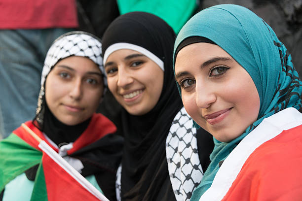 イスラム教徒の若い女性 - lebanese flag ストックフォトと画像