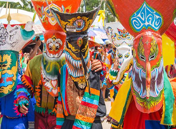 socquettes colorées masque au festival phi ta khon, en thaïlande - thai culture thailand painted image craft product photos et images de collection