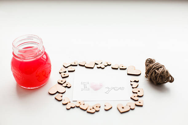 istock wooden hearts, jam 508815488