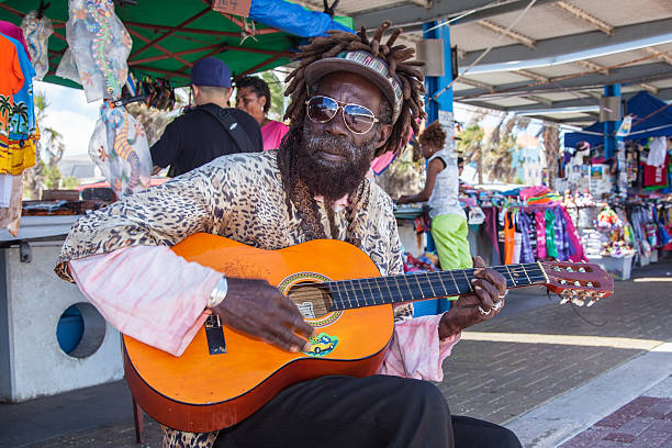 Stree Músico toca violão - foto de acervo