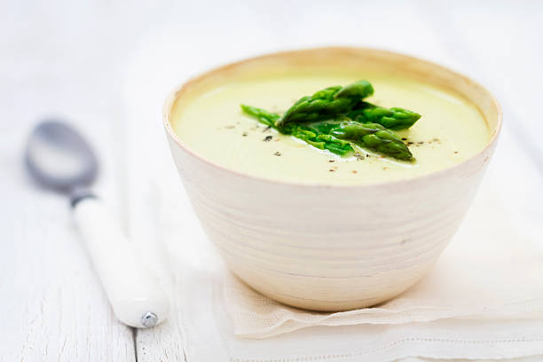 Sopa de cremosa de aspargos - foto de acervo