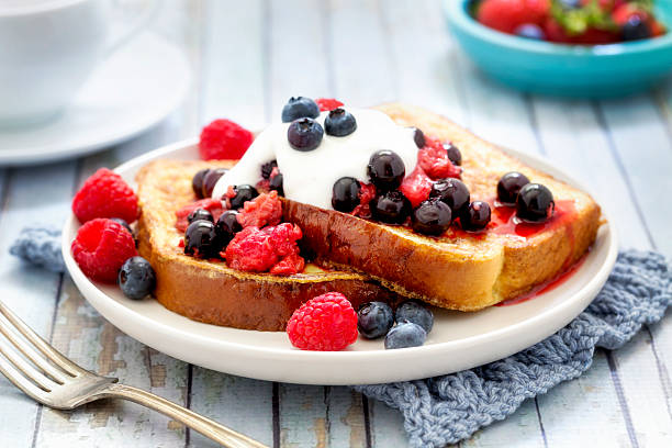 tostadas francesas con bayas y yogur - french toast breakfast food fruit fotografías e imágenes de stock