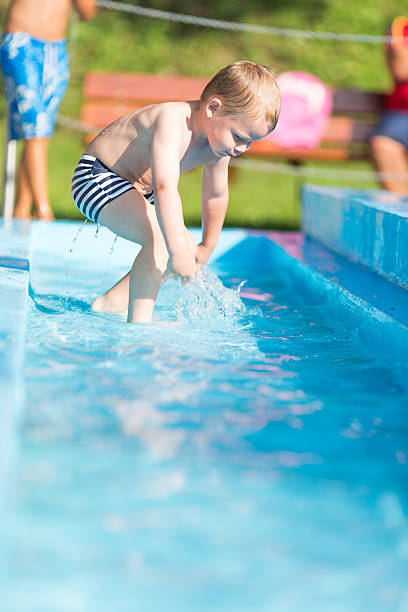 소년만 물 공원 - wading child water sport clothing 뉴스 사진 이미지