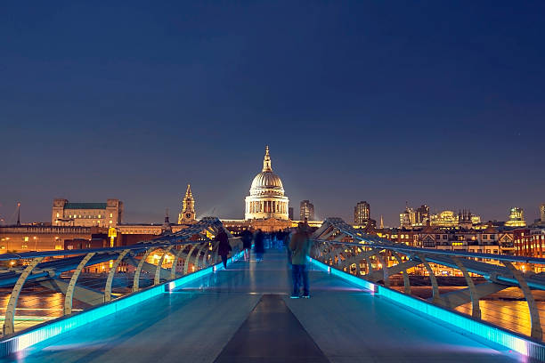 st. paul's kathedrale - millennium bridge stock-fotos und bilder