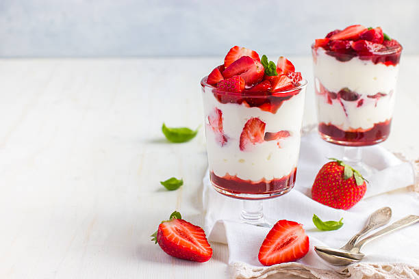 dessert avec des fraises fraîches, de fromage et de la confiture de fraises - parfait glacé photos et images de collection