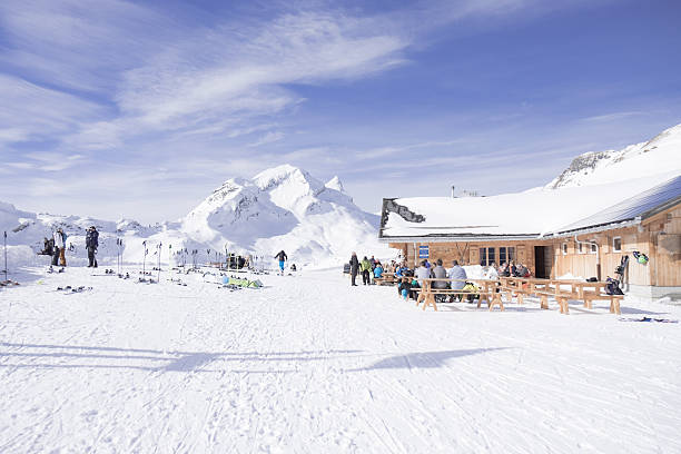 restaurante em grindelwald - bench winter snow mountain - fotografias e filmes do acervo