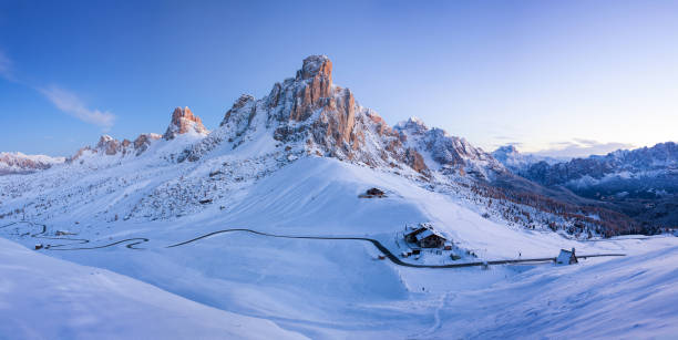 invierno paisaje de paso giau, alpes dolomíticos, italia - alpes dolomíticos fotografías e imágenes de stock