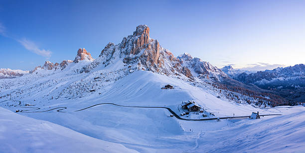 paysage d'hiver de passo giau, dolomites, italie - tirol mountain light european alps photos et images de collection