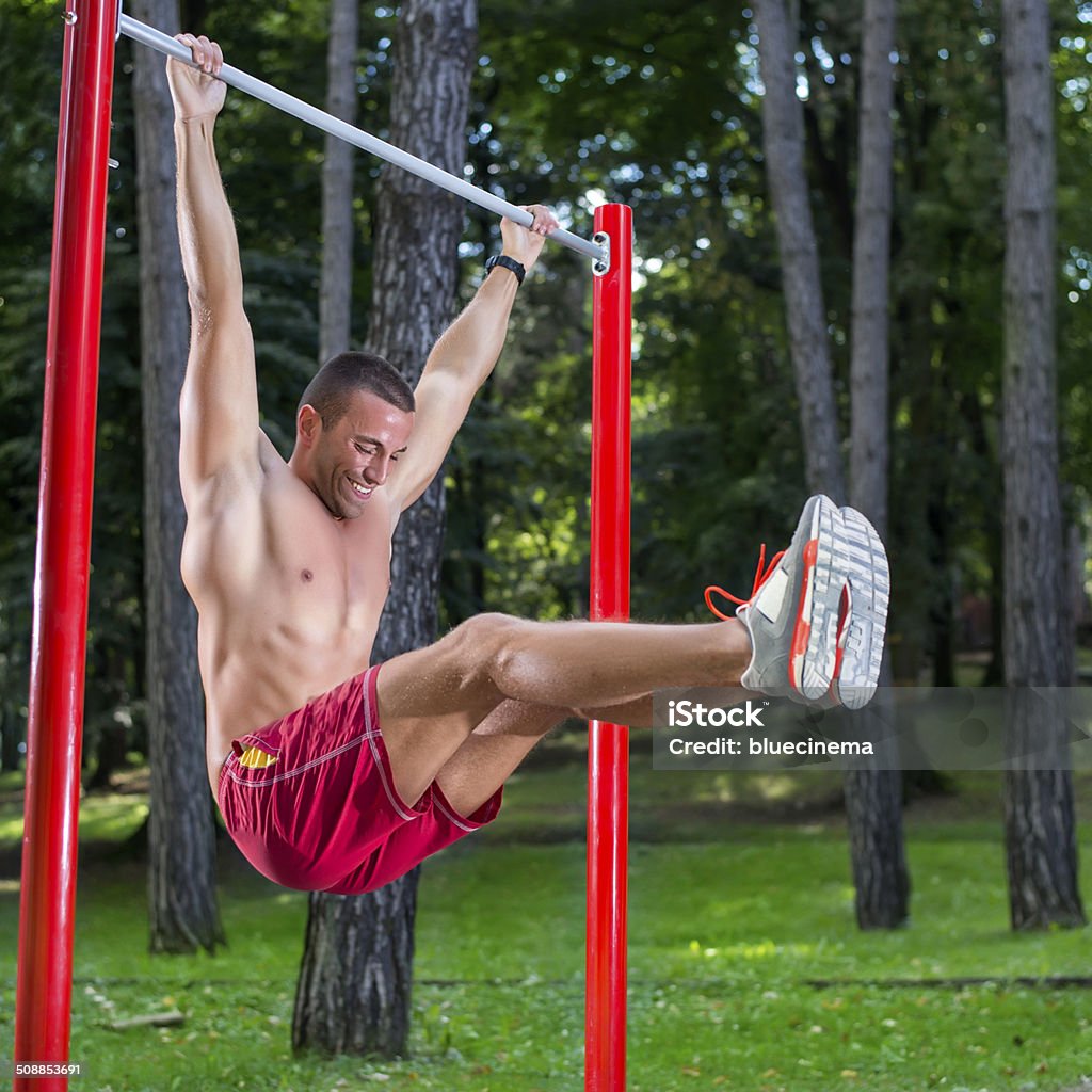 Muscular man haciendo pull-ups - Foto de stock de 20 a 29 años libre de derechos