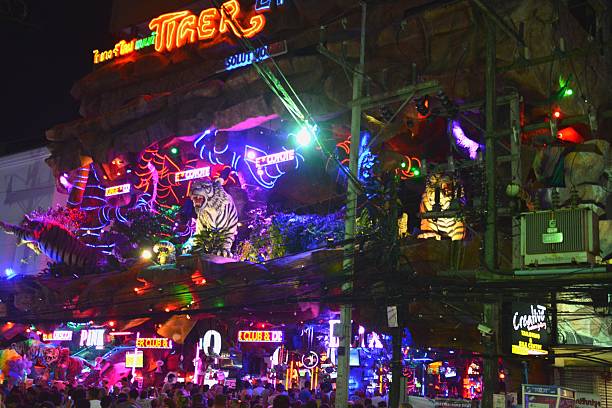 tiger entertainment complex, na praia de patong - soi bangla - fotografias e filmes do acervo