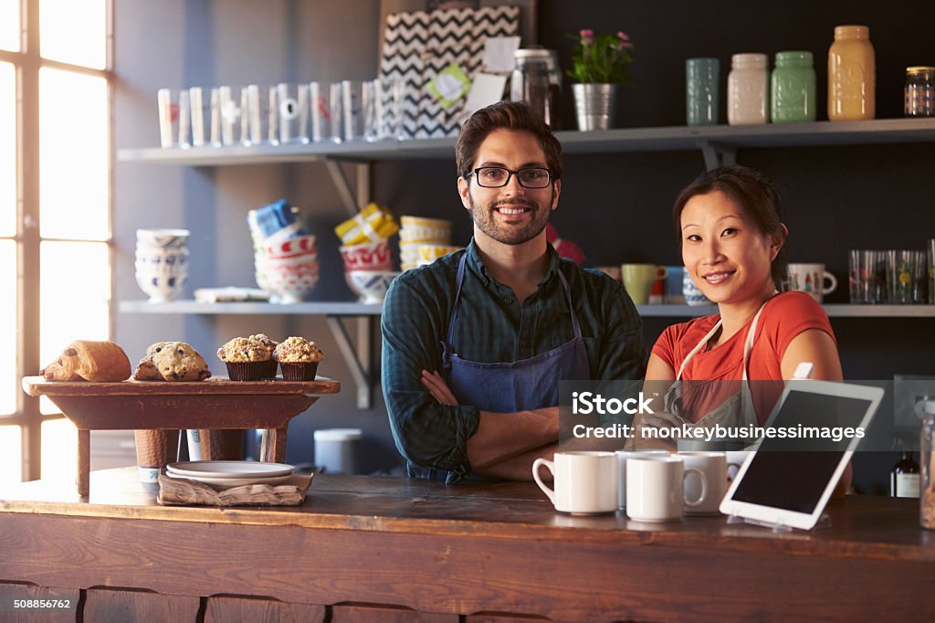 Porträt von paar Laufen Kaffee Shop hinter der Theke - Lizenzfrei Kleinunternehmen Stock-Foto