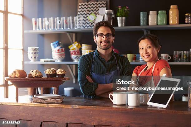 Porträt Von Paar Laufen Kaffee Shop Hinter Der Theke Stockfoto und mehr Bilder von Kleinunternehmen