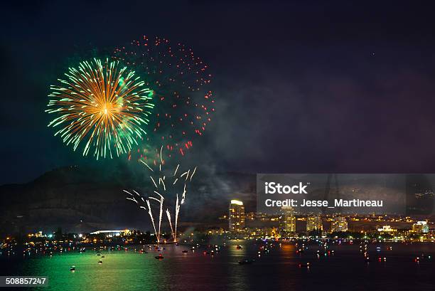 O Fogo Sobre O Lago Verde - Fotografias de stock e mais imagens de Espetáculo de Fogo de Artifício - Espetáculo de Fogo de Artifício, Fogo de Artifício, Dia do Canadá