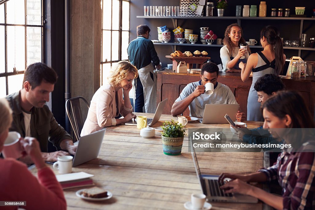 Interior Of Coffee Shop With Customers Using Digital Devices - Royalty-free Koffiehuis Stockfoto