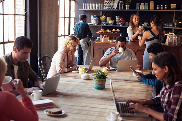 interior da loja de café usando dispositivos digitais com os clientes - coffee shop - fotografias e filmes do acervo