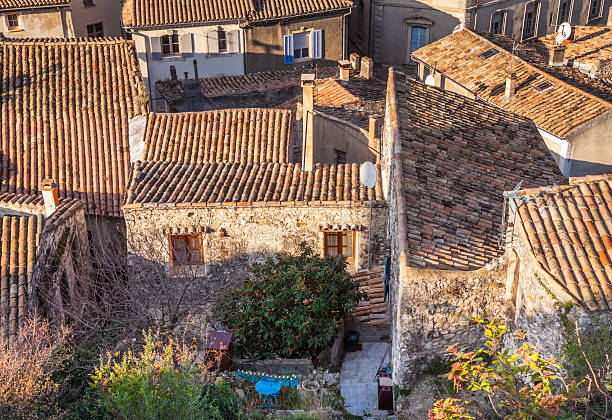 sui tetti di viviers ardèche francia rhone-alpes - hausdach foto e immagini stock