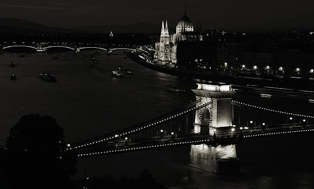 übernachtung in buadpest - budapest houses of parliament london city cityscape stock-fotos und bilder