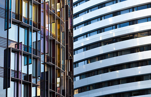 edifício de escritórios comerciais de londres - london england canary wharf city built structure - fotografias e filmes do acervo