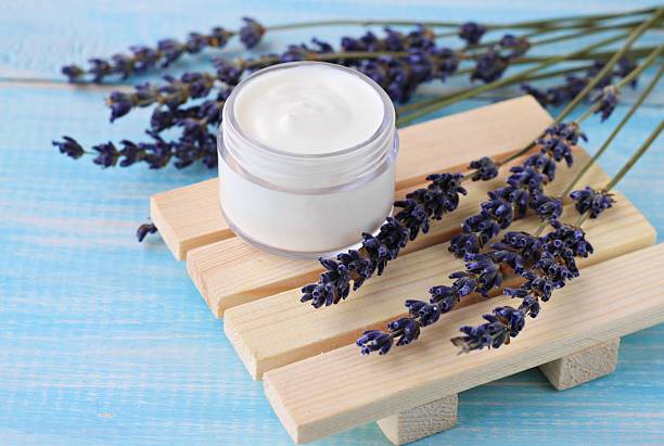 aux plantes soin de beauté. - lavender lavender coloured merchandise spa treatment photos et images de collection