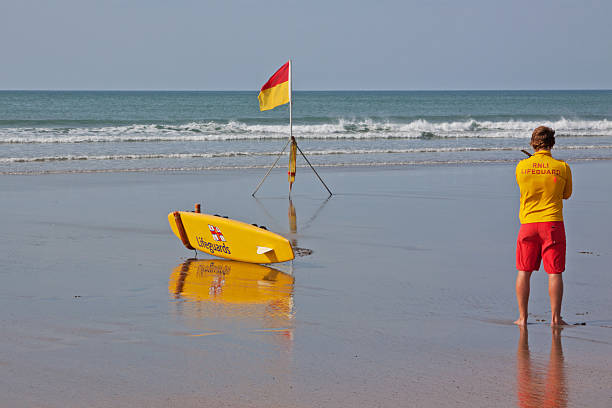 não identificado no direito no verão de nadador salva-vidas - lifeguard association imagens e fotografias de stock