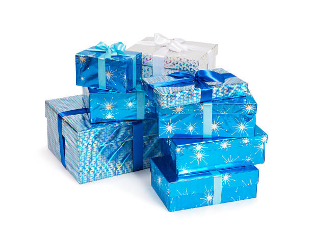 Diverse scatole regalo in colori blu sola su bianco - foto stock