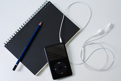Escritorio con un cuaderno y un lápiz, conexión para iPod photo