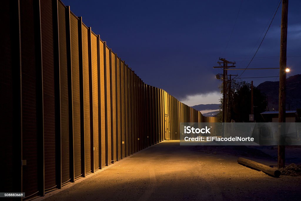 ÉTATS-UNIS.  Frontière barrière de nuit - Photo de Frontière libre de droits