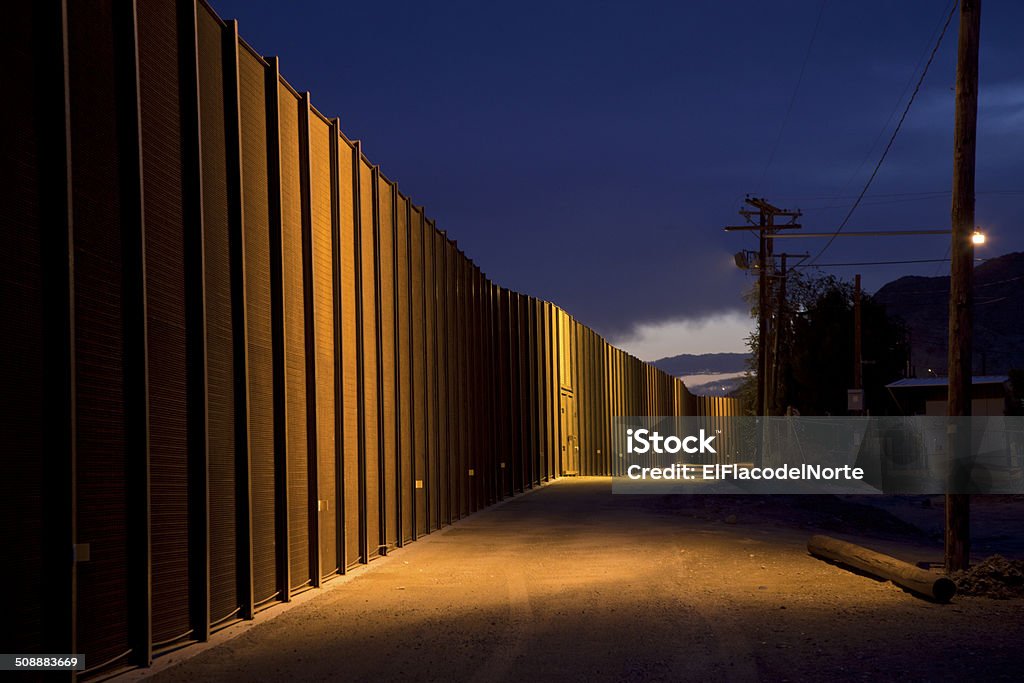 米国ます。 境界柵の夜 - 地理的境界のロイヤリティフリーストックフォト