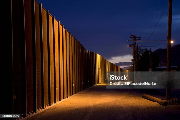 米国ます 境界柵の夜 - 地理的境界のストックフォトや画像を多数ご用意 - 地理的境界, メキシコ, アメリカ合衆国
