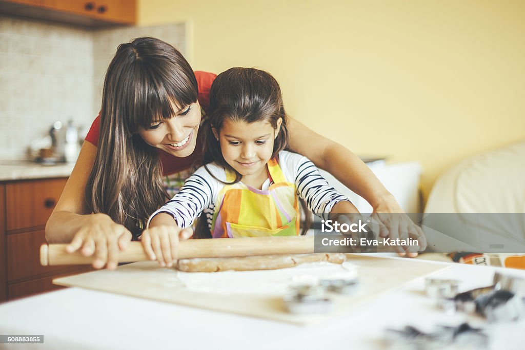 Mutter und Tochter backen gemeinsam - Lizenzfrei Garkochen Stock-Foto