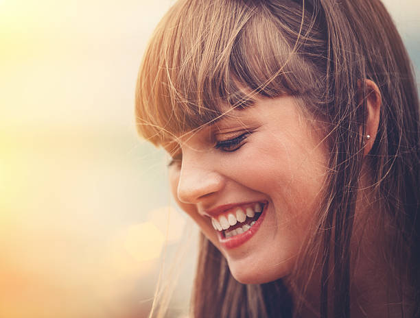 jolie fille souriant - bangs photos et images de collection