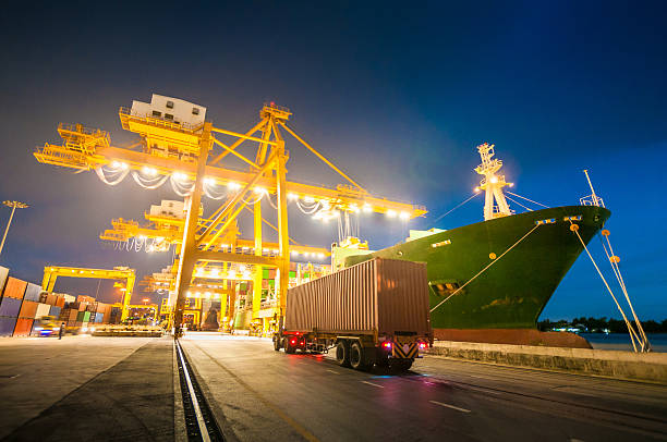 buque de carga en el muelle al atardecer. - cargo container container ship freight transportation transportation fotografías e imágenes de stock