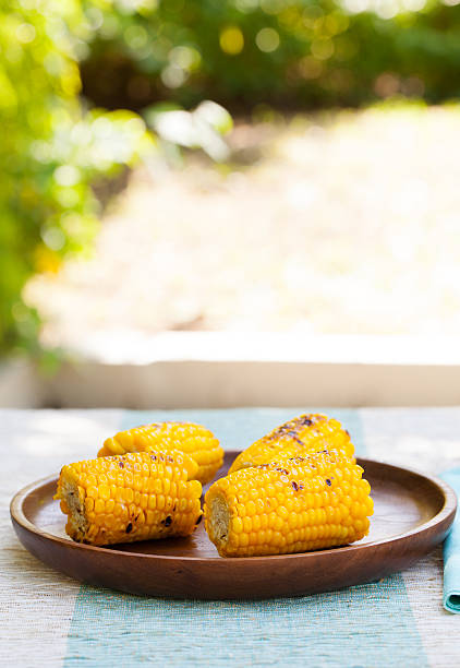 épi de maïs grillé avec sel et du beurre - corn on the cob corn crop food and drink healthy eating photos et images de collection